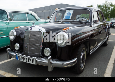 BERLIN - 11 MAI : Car Mercedes-Benz 220a coupé (W180 I), 26e Oldtimer-Tage Berlin-Brandenburg, 11 mai 2013, Berlin, Allemagne Banque D'Images