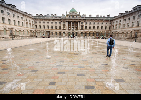 L'Angleterre, Londres, Somerset House, cour intérieure, Fontaine Banque D'Images