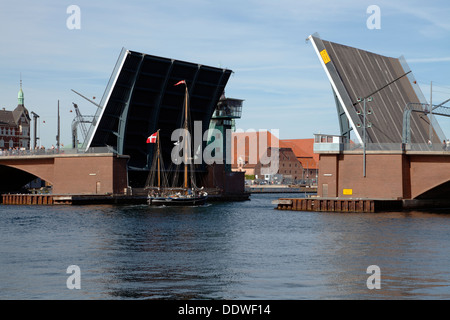 L'galeas Anne Marie passe par l'open Langebro pont dans le port de Copenhague. Banque D'Images