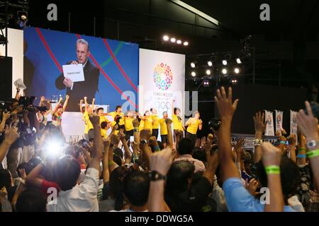 Tokyo, Japon. 7e août, 2013. La consultation du public, le 8 septembre 2013 : Les gens célèbrent après Tokyo a remporté la candidature pour accueillir les Jeux Olympiques d'été de 2020 à Tokyo, Japon Gymnase Komazawa le dimanche 8 septembre 2013. Credit : AFLO SPORT/Alamy Live News Banque D'Images