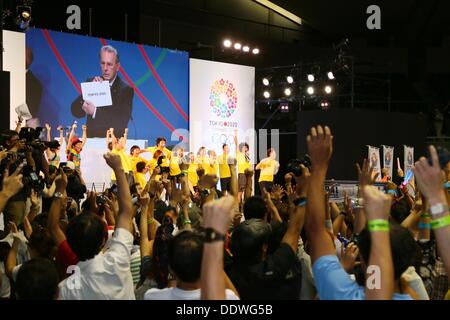 Tokyo, Japon. 7e août, 2013. La consultation du public, le 8 septembre 2013 : Les gens célèbrent après Tokyo a remporté la candidature pour accueillir les Jeux Olympiques d'été de 2020 à Tokyo, Japon Gymnase Komazawa le dimanche 8 septembre 2013. Credit : AFLO SPORT/Alamy Live News Banque D'Images