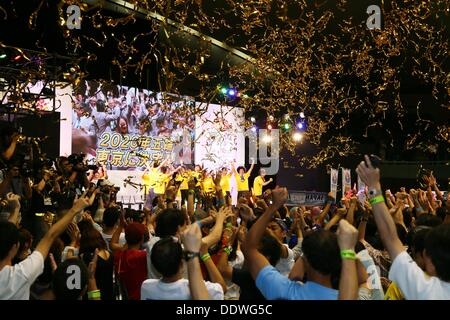 Tokyo, Japon. 7e août, 2013. La consultation du public, le 8 septembre 2013 : Les gens célèbrent après Tokyo a remporté la candidature pour accueillir les Jeux Olympiques d'été de 2020 à Tokyo, Japon Gymnase Komazawa le dimanche 8 septembre 2013. Credit : AFLO SPORT/Alamy Live News Banque D'Images