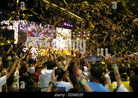 Tokyo, Japon. 7e août, 2013. La consultation du public, le 8 septembre 2013 : Les gens célèbrent après Tokyo a remporté la candidature pour accueillir les Jeux Olympiques d'été de 2020 à Tokyo, Japon Gymnase Komazawa le dimanche 8 septembre 2013. Credit : AFLO SPORT/Alamy Live News Banque D'Images