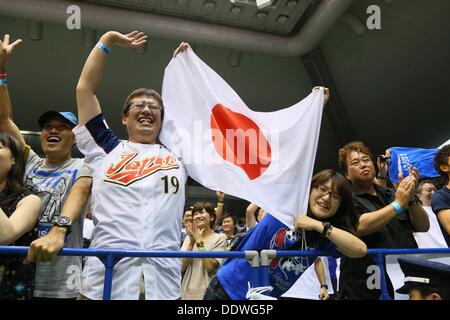 Tokyo, Japon. 7e août, 2013. La consultation du public, le 8 septembre 2013 : Les gens célèbrent après Tokyo a remporté la candidature pour accueillir les Jeux Olympiques d'été de 2020 à Tokyo, Japon Gymnase Komazawa le dimanche 8 septembre 2013. Credit : AFLO SPORT/Alamy Live News Banque D'Images