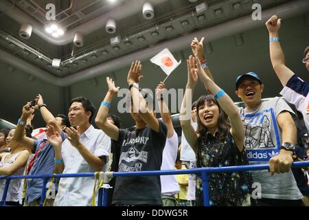 Tokyo, Japon. 7e août, 2013. La consultation du public, le 8 septembre 2013 : Les gens célèbrent après Tokyo a remporté la candidature pour accueillir les Jeux Olympiques d'été de 2020 à Tokyo, Japon Gymnase Komazawa le dimanche 8 septembre 2013. Credit : AFLO SPORT/Alamy Live News Banque D'Images