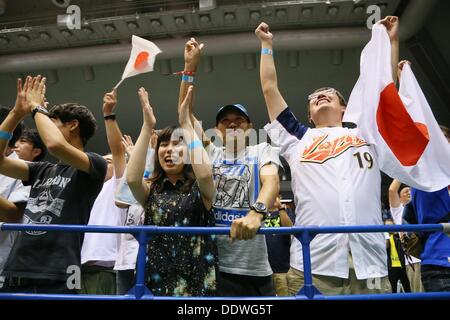 Tokyo, Japon. 7e août, 2013. La consultation du public, le 8 septembre 2013 : Les gens célèbrent après Tokyo a remporté la candidature pour accueillir les Jeux Olympiques d'été de 2020 à Tokyo, Japon Gymnase Komazawa le dimanche 8 septembre 2013. Credit : AFLO SPORT/Alamy Live News Banque D'Images