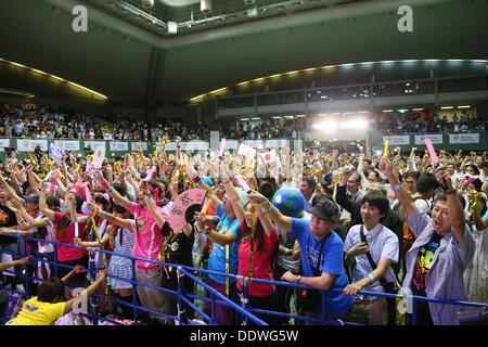 Tokyo, Japon. 7e août, 2013. La consultation du public, le 8 septembre 2013 : Les gens célèbrent après Tokyo a remporté la candidature pour accueillir les Jeux Olympiques d'été de 2020 à Tokyo, Japon Gymnase Komazawa le dimanche 8 septembre 2013. Credit : AFLO SPORT/Alamy Live News Banque D'Images