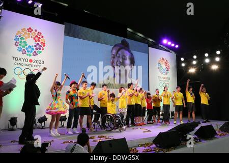 Tokyo, Japon. 7e août, 2013. La consultation du public, le 8 septembre 2013 : Les gens célèbrent après Tokyo a remporté la candidature pour accueillir les Jeux Olympiques d'été de 2020 à Tokyo, Japon Gymnase Komazawa le dimanche 8 septembre 2013. Credit : AFLO SPORT/Alamy Live News Banque D'Images