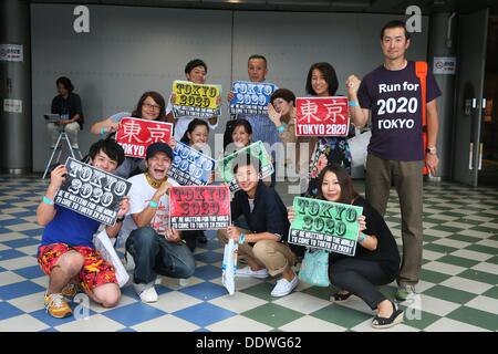 Tokyo, Japon. 7e août, 2013. La consultation du public, le 8 septembre 2013 : Les gens célèbrent après Tokyo a remporté la candidature pour accueillir les Jeux Olympiques d'été de 2020 à Tokyo, Japon Gymnase Komazawa le dimanche 8 septembre 2013. Credit : AFLO SPORT/Alamy Live News Banque D'Images