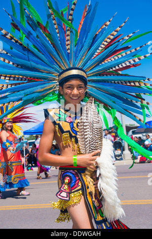 Danseur aztèque avec costume traditionnel participe à l'annuel 92 Inter-tribal cérémonie au Nouveau-Mexique Gallup Banque D'Images