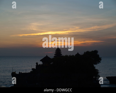 La silhouette du temple de Tanah Lot au coucher du soleil Banque D'Images