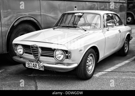 Les deux portes coupé Alfa Romeo GT Junior 1300 (noir et blanc) Banque D'Images