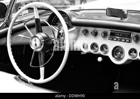 Le siège du conducteur, voiture de sport Chevrolet Corvette 1954 (C1), noir et blanc Banque D'Images