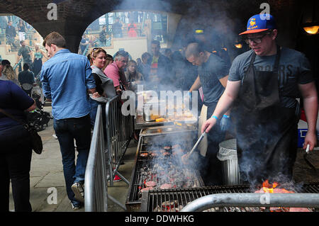 London UK 7 Sept 2013 : Première UK amoureux judicieux de viande, un cri à la toot perfectionnistes d'entre vous qui exigent le meilleur en goût et la provenance. Alors, prenez votre fourche, aiguiser vos couteaux et ne demandez pas ce que vous pouvez faire pour Meatopia dans Dock du tabac à Londres. Credit : Voir Li/Alamy Live News Banque D'Images