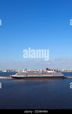 Mme Reine Victoria (QV) croisière navire exploité par la Cunard Line amarré à St Petersbourg Russie Banque D'Images