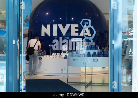 Boutique nivea sur Unter den Linden. Nivea est une société mondiale de la peau et de soins du corps marque qui est administré par la société allemande Beiersdorf Banque D'Images