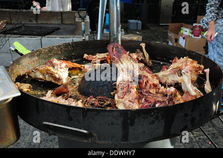 London UK 7 Sept 2013 : Première UK amoureux judicieux de viande, un cri à la toot perfectionnistes d'entre vous qui exigent le meilleur en goût et la provenance. Alors, prenez votre fourche, aiguiser vos couteaux et ne demandez pas ce que vous pouvez faire pour Meatopia dans Dock du tabac à Londres. Credit : Voir Li/Alamy Live News Banque D'Images