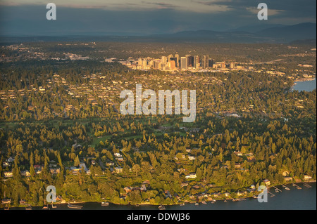 Vue aérienne de la ville de Bellevue au coucher du soleil avec des maisons le long du lac Washington Banque D'Images