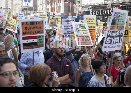 New York City, USA. 07Th Sept, 2013. Les New-yorkais s'exprimer haut et clair au Président Obama, comme ils marchent sur Broadway, 'que nous ne voulons pas d'une autre guerre inutile qui ne fera que causer plus de mort et de destruction et se casse le droit international." Crédit : David Grossman/Alamy Live News Banque D'Images