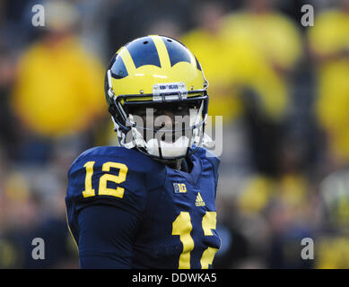 Ann Arbor, MI, USA. 7e août, 2013. 7 septembre 2013 : Devin Gardner # 12 au cours de l'échauffement au cours de la NCAA Football match entre la Cathédrale Notre Dame Fighting Irish et les Wolverines du Michigan au stade du Michigan, Ann Arbor, Michigan Seth Graves/CSM/Alamy Live News Banque D'Images