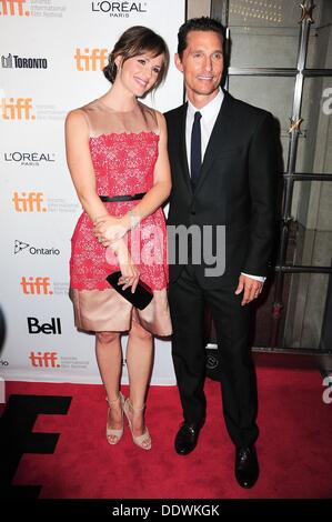 Toronto, ON. 7e août, 2013. Jennifer Garner, Matthew McConaughey aux arrivées pour DALLAS BUYERS CLUB en première mondiale au Festival International du Film de Toronto, du Princess of Wales Theatre, Toronto, le 7 septembre 2013. Credit : Gregorio Binuya/Everett Collection/Alamy Live News Banque D'Images