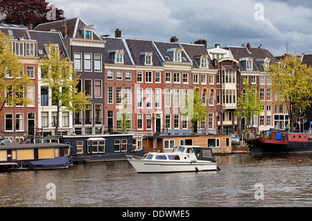 Amsterdam vue sur la rivière, maisons et bateaux sur la rivière Amstel en Pays-bas, North Holland province. Banque D'Images