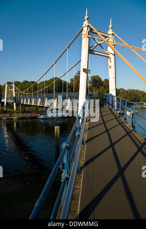 Teddington Lock passerelle sur la Tamise entre Teddington et jambon, à Teddington Lock. Teddington. Middlesex. UK. Banque D'Images