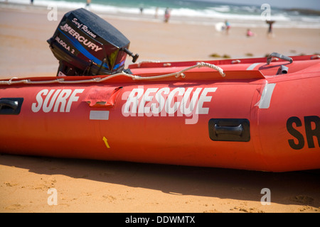 Surf sauvetage Zodiac canot pneumatique sur la plage de Bilgola, Sydney, Australie équipé de moteur hors-bord au mercure Banque D'Images