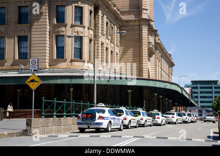 La gare centrale de Sydney avec les taxis pour les tarifs de mise en file d'extérieur,Sydney, Australie Banque D'Images