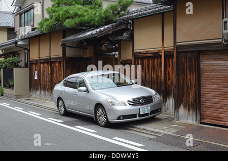 Une Nissan voiture garée dans une rue de Kyoto, au Japon. Banque D'Images