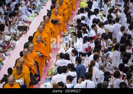 Bangkok, Thaïlande. Sep 8, 2013. Des moines bouddhistes à pied à travers une mer de personnes au cours d'une cérémonie de remise de l'aumône à Bangkok le dimanche. 10 000 moines bouddhistes ont participé à une cérémonie de remise de l'aumône de masse sur Rajadamri Road en face du centre commercial Central World de Bangkok. L'alms a été donné au profit des victimes de catastrophes en Thaïlande et aider les temples bouddhistes à l'insurrection a accumulé les provinces du sud de la Thaïlande. Crédit : Jack Kurtz/ZUMAPRESS.com/Alamy Live News Banque D'Images