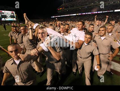 7 septembre 2013 - College Station, Texas, États-Unis - Texas A&M yell HUNTER chef cuisinier est emporté par Corps de cadet première année après avoir battu Sam Houston State 65-28 à Kyle Field in College Station, Texas samedi. Après une victoire Aggie, les Corps de cadet freshmen faire crier leader au large le champ, sur le campus et dans les poissons d'étang où ils continuent de célébrer la victoire Aggie. (Crédit Image : © Erich Schlegel/ZUMAPRESS.com) Banque D'Images