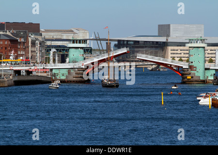 L'galeas Anne Marie passe par le pont Knippelsbro ouvert dans le port de Copenhague. L'Opéra Royal en arrière-plan. Copenhague, Danemark. Banque D'Images