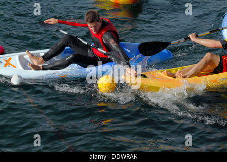 Kayak polo à Islands Brygge dans le port intérieur de Copenhague, Danemark. La lutte pour le ballon et saisissant de proue du concurrent en kayak. Banque D'Images