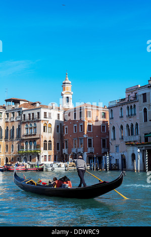 L'Europe, Italie, Vénétie, Venise, classé au Patrimoine Mondial par l'UNESCO. Gondole sur le Grand Canal. Banque D'Images