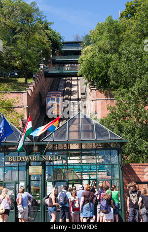 Le funiculaire Siklo qui va du sommet de Castle Hill au Lanchid, Pont des chaînes, Budapest, Hongrie Banque D'Images