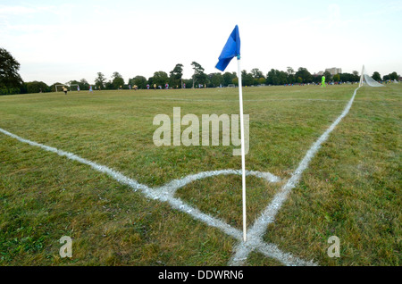 Match de football amateur poteau de coin. Bristol Downs league Angleterre UK Banque D'Images