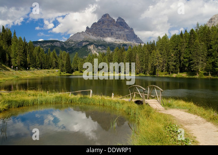 Lake Antorno et Tre Cime de Lavaredo face sud, Dolomites, Italie. Banque D'Images