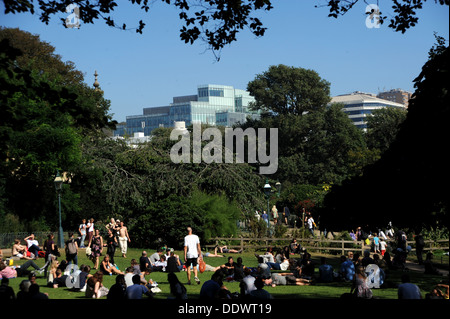 Les nouveaux et les anciens bâtiments American Express peut être vu de Pavilion Gardens à Brighton Banque D'Images