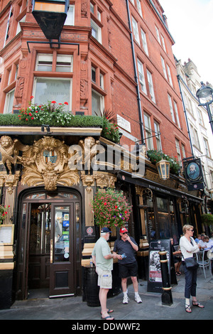 Le Salisbury Pub sur St Martins Lane à Londres Covent Garden - UK Banque D'Images