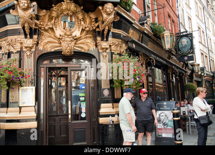 Le Salisbury Pub sur St Martins Lane à Londres Covent Garden - UK Banque D'Images