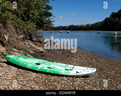 S'asseoir sur le kayak, rivière Fal estuaire, Malpas, Truro, Cornwall, UK 2013 Banque D'Images