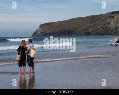 Couple d'âge moyen à la plage, Domaine Trebarwith, Cornwall, UK 2013 Banque D'Images