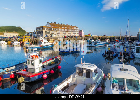 Les bateaux de pêche dans la région de West Bay Harbour Dorset England UK Europe Banque D'Images