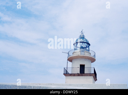Leuchtturm contre ciel nuageux. Le Cap de Creus, province de Gérone, Catalogne, Espagne. Banque D'Images