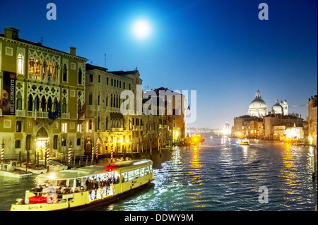 L'Europe, Italie, Vénétie, Venise, classé au Patrimoine Mondial par l'UNESCO. Le vaporetto sur le Grand Canal et Notre Dame de la Salute Banque D'Images