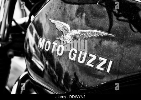 Réservoir de carburant de moto italienne Moto Guzzi, (noir et blanc) Banque D'Images