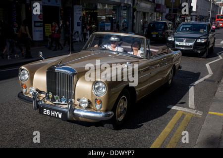 Un 1960 Bentley S2 Continental réduit le Kings Road, Chelsea, Londres. Banque D'Images