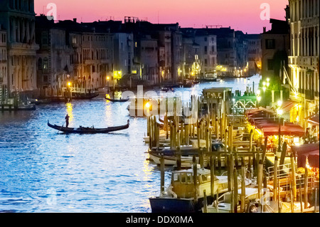 L'Europe, Italie, Vénétie, Venise, classé au Patrimoine Mondial par l'UNESCO. Gondoles sur le Grand Canal de nuit. Banque D'Images