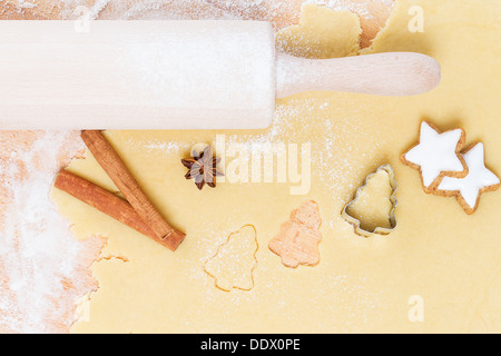 Découper des formes de noël cookies de pâte à partir de haut Banque D'Images
